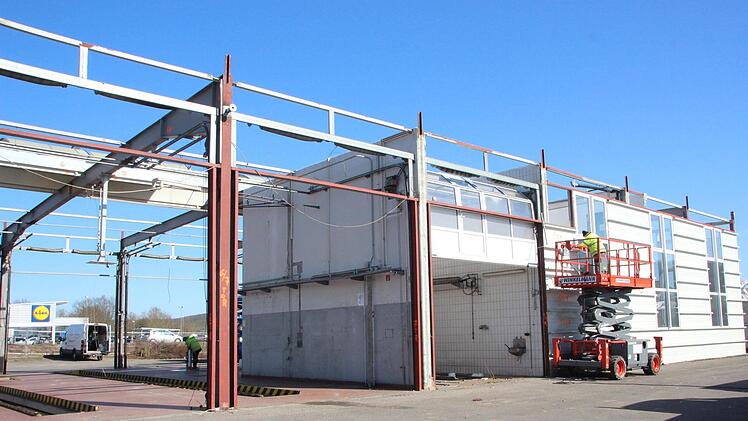 Das Gebäude des Autohauses Scholz in der Carl-Benz-Straße wird zurzeit abgerissen. Hier entsteht der neue Aldi-Markt. Foto: Eckehard Kiesewetter