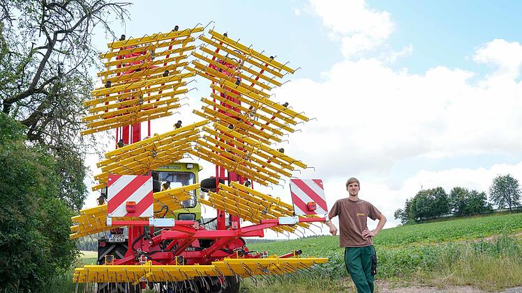 Diesen mehrfach ausklappbaren Striegel hat Landwirt Clemens Hilpert gekauft, um den Einsatz von Pflanzenschutzmitteln zu reduzieren. Foto: Adriane Lochner