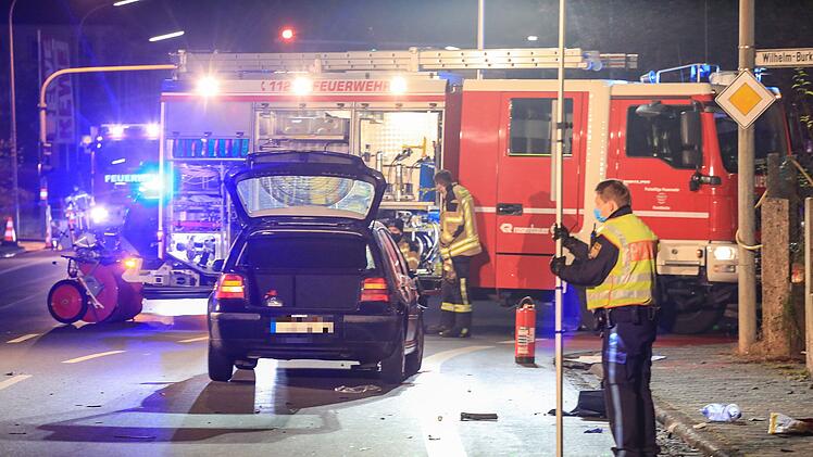 Auto erfasst P&auml;rchen und deren Hund