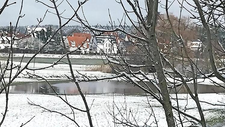 Die Äcker vor Niederndorf waren zum Teil mit neuen "Weihern" bestückt. Zum Eislaufen fehlte allerdings die Eiseskälte.