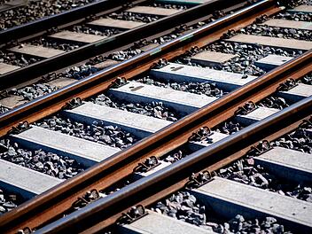 Heroldsberg: Kind stolpert am Bahngleis und stürzt ins Gleis