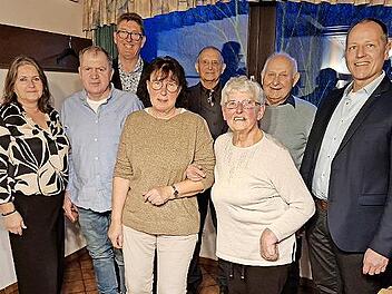 Unser Bild zeigt Kerstin Gehring, Michael Weth, Bernd Veth, Erika Kleinhenz, Edgar Wolf, Rita M&uuml;tzel, Emil Fleissner und B&uuml;rgermeister Johannes Krumm.