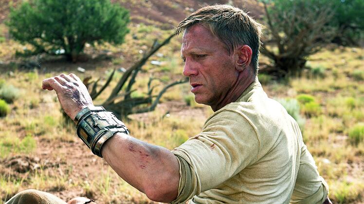 Jake Lonergan (Daniel Craig) erwacht in der W&uuml;ste - ohne Ged&auml;chtnis und mit einer seltsamen Manschette am Arm.
