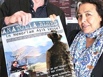 Jochen Menzel und Gülseren Suzan zeigen ein Plakat ihres Films "Anatolia Blues"  Foto: p