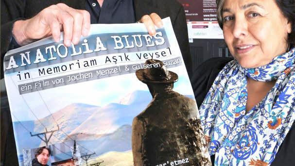 Jochen Menzel und Gülseren Suzan zeigen ein Plakat ihres Films "Anatolia Blues"  Foto: p