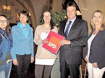 Fast durchweg weiblich ist der neue Vorstand beim SPD-Ortsverein Coburg-Mitte. Martin Ruggaber übergibt die Akten an seine Nachfolgerin Peggy Hoffmann. Stellvertretende Vorsitzende sind jetzt Dina Bansemir, Johanna Thomack und Birgit Rose (von links). Foto: Martin Koch