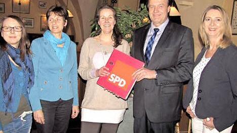 Fast durchweg weiblich ist der neue Vorstand beim SPD-Ortsverein Coburg-Mitte. Martin Ruggaber übergibt die Akten an seine Nachfolgerin Peggy Hoffmann. Stellvertretende Vorsitzende sind jetzt Dina Bansemir, Johanna Thomack und Birgit Rose (von links). Foto: Martin Koch