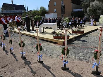 Neun Spaten und ein Reservespaten standen für den ersten Spatenstich bereit. Zehn wurden dann auch gebraucht. Fotos: Barbara Herbst