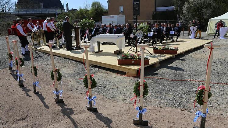 Neun Spaten und ein Reservespaten standen für den ersten Spatenstich bereit. Zehn wurden dann auch gebraucht. Fotos: Barbara Herbst