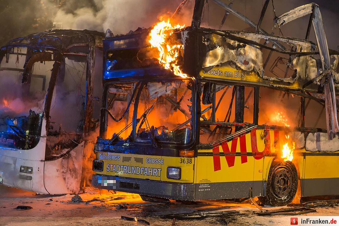 Erste Bilder: Mehrere Busse stehen in Vollbrand