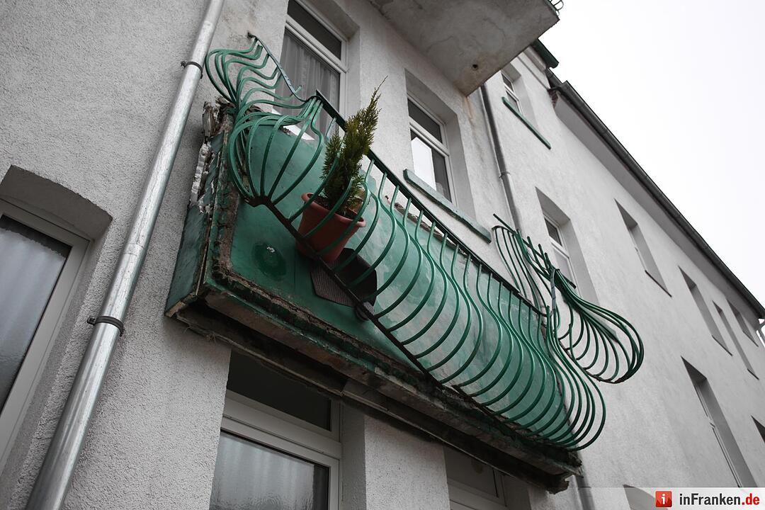 Hof: Balkon bricht ab