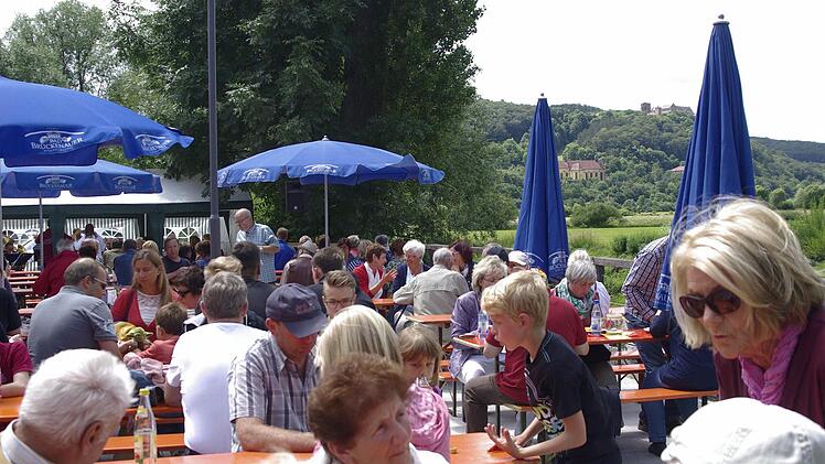 Blasmusik und eine romantische Umgebung mit Blick auf das Schloss Saaleck lockten die Besucher zum Gartenfest der Stadtkapelle.