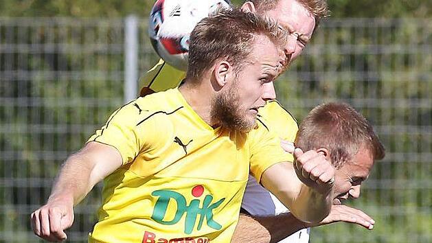 Routinier Nicolas Wunder (vorn), Johannes Jessen (dahinter), der schon fr&uuml;h die Rote Karte erhielt, und ihre Mannschaftskameraden verloren gestern Abend in Aschaffenburg mit 0:3.  Foto: sportpress