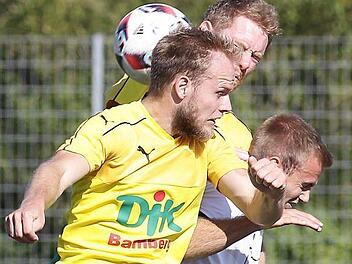 Routinier Nicolas Wunder (vorn), Johannes Jessen (dahinter), der schon fr&uuml;h die Rote Karte erhielt, und ihre Mannschaftskameraden verloren gestern Abend in Aschaffenburg mit 0:3.  Foto: sportpress