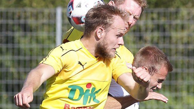 Routinier Nicolas Wunder (vorn), Johannes Jessen (dahinter), der schon fr&uuml;h die Rote Karte erhielt, und ihre Mannschaftskameraden verloren gestern Abend in Aschaffenburg mit 0:3.  Foto: sportpress