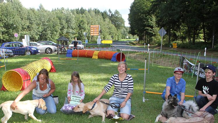 Die Sieger bei der Zamperl-Show - von links: Anne und Madeleine Diedrich mit Labrador-Welpe Nami, Siegerin Franziska Bock mit Labrador Nero sowie Daniel Dejnes und Sebastian Spindler mit Wolfspitz Sammy. Foto: Sonny Adam