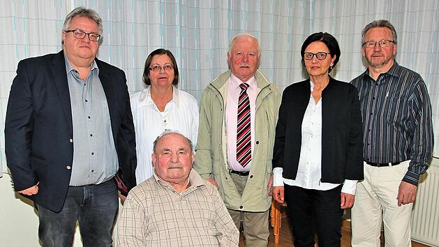 Bei der Jubil&auml;umsfeier des VdK Poppenlauer: Vorne der Ehrenvorsitzende Hermann Seufert sowie (hintere Reihe) der Zweite B&uuml;rgermeister Wolfgang R&uuml;tzel, die stellvertretende Ortsverbandsvorsitzende Erika Samer, der Ortsverbandsvorsitzende Horst Mohler, Kreisgesch&auml;ftsf&uuml;hrerin Michaela Metz und der Kreisvorsitzende Engelbert Roith. Foto: Dieter Britz
