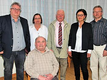 Bei der Jubiläumsfeier des VdK Poppenlauer: Vorne der Ehrenvorsitzende Hermann Seufert sowie (hintere Reihe) der Zweite Bürgermeister Wolfgang Rützel, die stellvertretende Ortsverbandsvorsitzende Erika Samer, der Ortsverbandsvorsitzende Horst Mohler, Kreisgeschäftsführerin Michaela Metz und der Kreisvorsitzende Engelbert Roith. Foto: Dieter Britz