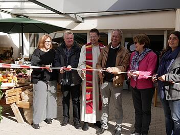 Mit Vergnügen durchschnitten die Verantwortlichen bei der offiziellen Einweihung das Band: Silke Kaiser, Norbert Bär, Michael Meyer zu Hörste, Frank Rebhan, Elke Protzmann und Birgit Schubart. Fotos: Manja von Nida