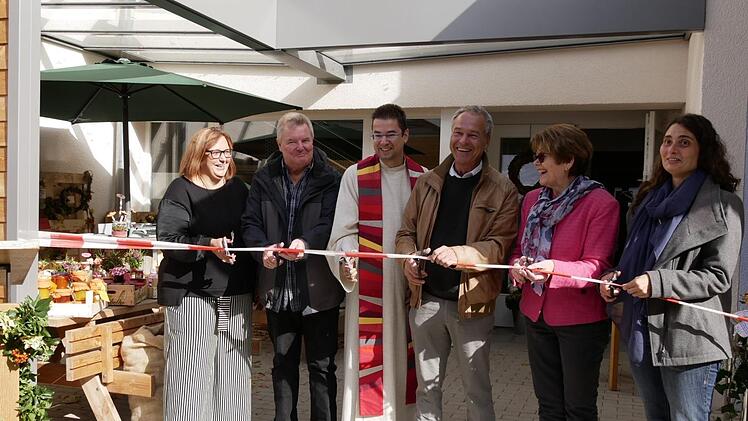Mit Vergnügen durchschnitten die Verantwortlichen bei der offiziellen Einweihung das Band: Silke Kaiser, Norbert Bär, Michael Meyer zu Hörste, Frank Rebhan, Elke Protzmann und Birgit Schubart. Fotos: Manja von Nida