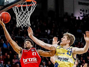 Der überragende Augustine Rubit zieht am besten Braunschweiger Werfer, Center Scott Eatherton (22 Punkte), vorbei und legt den Ball in den Korb. Foto: Daniel Löb