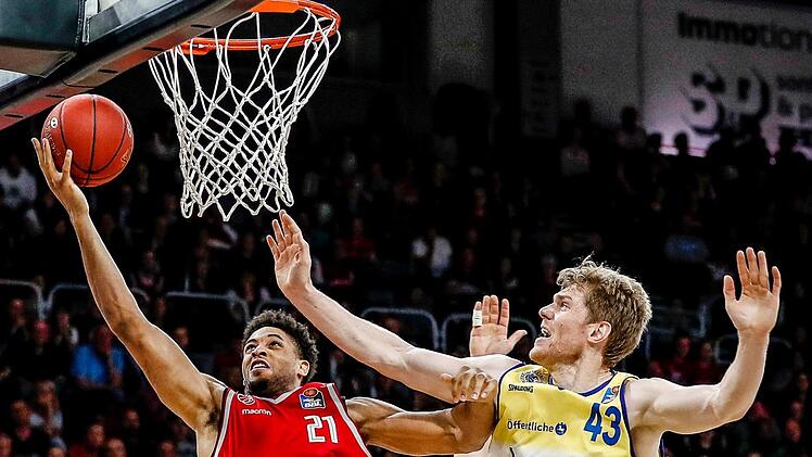 Der überragende Augustine Rubit zieht am besten Braunschweiger Werfer, Center Scott Eatherton (22 Punkte), vorbei und legt den Ball in den Korb. Foto: Daniel Löb