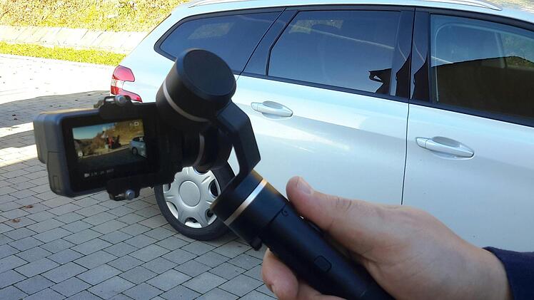 Eine einfache GoPro-Kamera mit Stabilisator dient zur Aufnahme des Filmmaterials, das später am Computer für die Endfassung bearbeitet wird.Foto: Rolf Pralle