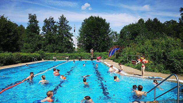 Wird das Schwimmbad Sch&ouml;nau in diesem Jahr er&ouml;ffnen? Die Schwimmbadfreunde und die Gemeinde setzen alles daran, doch noch ist kein Vorsitzender gefunden worden. Foto: Marion Eckert