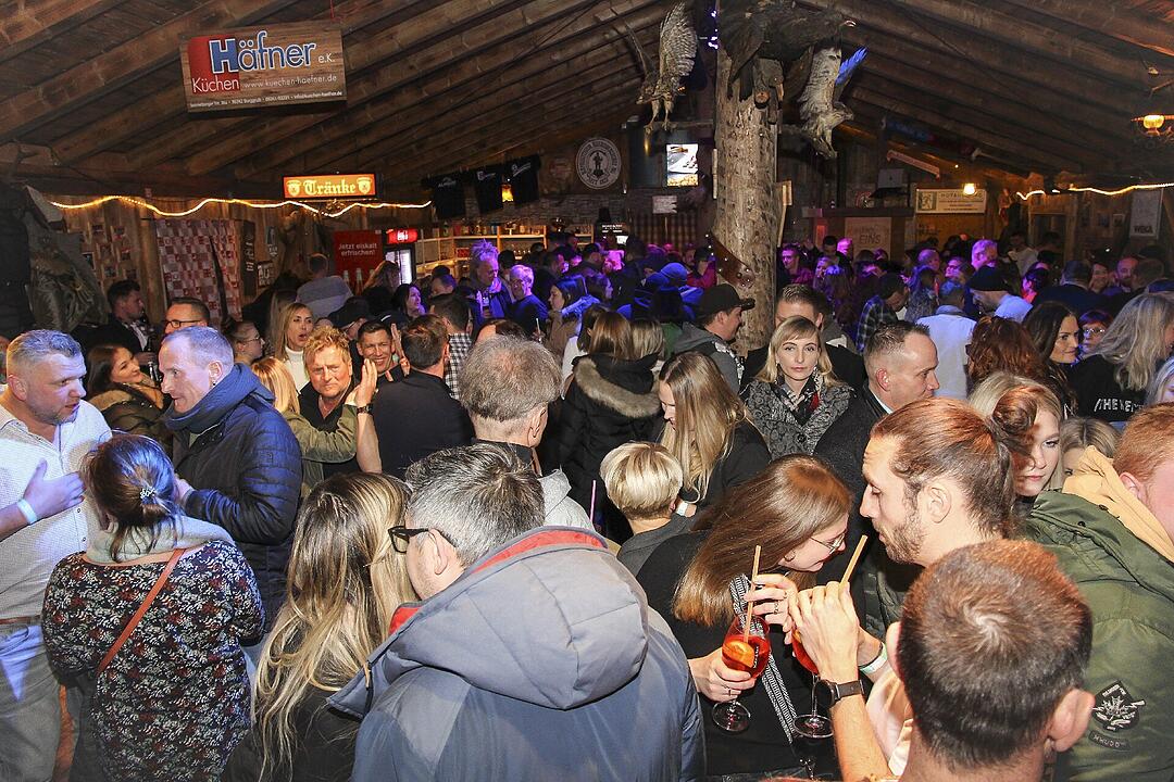 Beste Partystimmung bei voller Hütte.