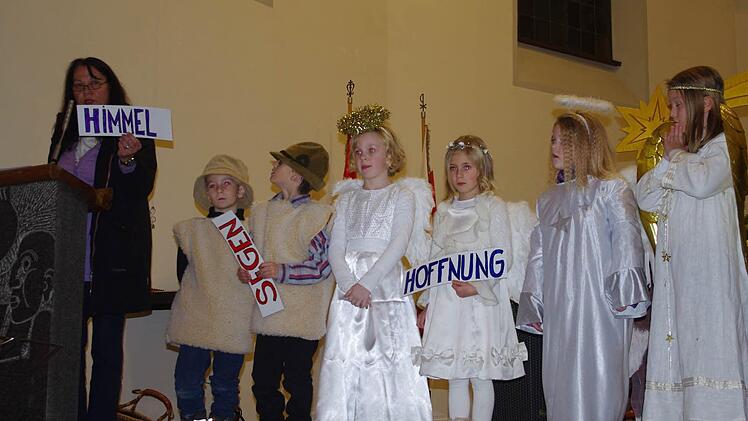 Die Jungen und Mädchen der Volksschule Johannisthal-Schmölz begeisterten mit einem schönen Weihnachtsprogramm. Schulleiterin Barbara Fößel (links) ist mit im Bild.