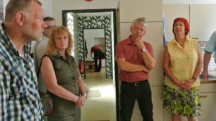 Der Kreis-Sozialausschuss ließ sich von Hugo Gerber (links) und Bernd Veitengruber (Zweiter von rechts), die Arbeit im Obdachlosenheim erläutern.