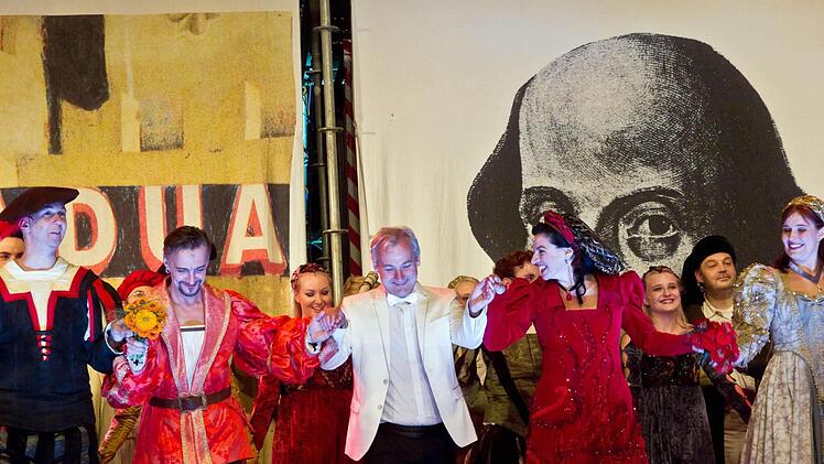 Viel Applaus gab's auch für den musikalischen Leiter Ivan Boldog (weißes Jackett)Foto: Jochen Berger