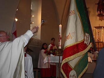 Seelsorger Werner Fortuna segnete die restaurierte Fahne. Foto: Sonja Werner