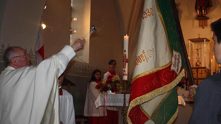 Seelsorger Werner Fortuna segnete die restaurierte Fahne. Foto: Sonja Werner