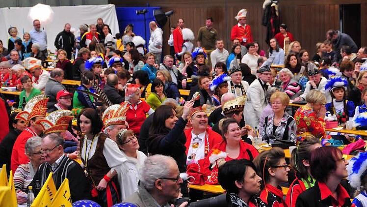 Blick ins Publikum in der Turnhalle der Realschule in Weiher
