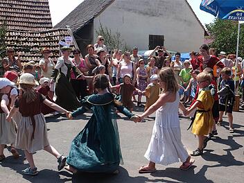 Der Kindergarten hat sich mit einem Tanz am Fest beteiligt. Foto: Gerd Schaar