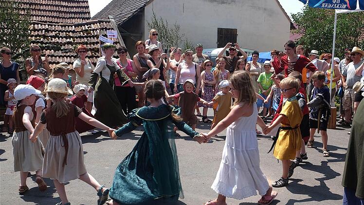 Der Kindergarten hat sich mit einem Tanz am Fest beteiligt. Foto: Gerd Schaar