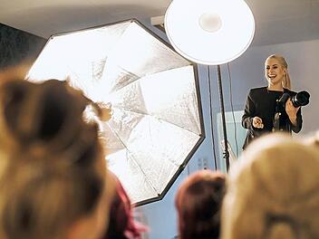 Humor muss sein: Fotografin Svenja Sommer macht die Mädels locker, bevor es an die Porträtaufnahmen geht.  Foto: Hendrik Steffens