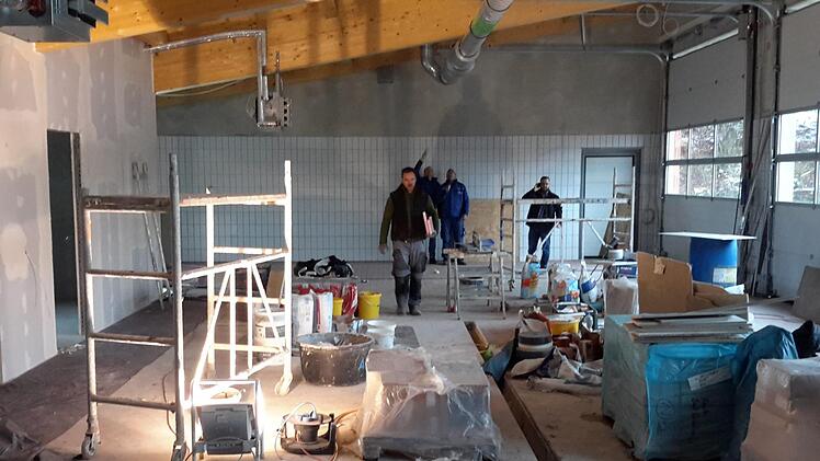 Vier Stellflächen sind im Garagentrakt eingeplant. Der Waschplatz im Hintergrund ist bereits gefliest. Rolf Pralle