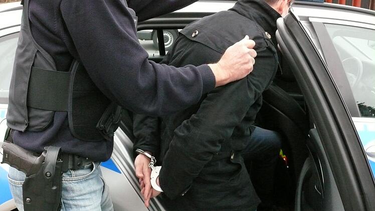 Einem Zufall war es zu verdanken, dass Bundespolizisten an einer Rastanlage an der A9 einen Mörder fassten. Auch dessen Mitfahrer werden belangt.  Symbolfoto: Bundespolizei