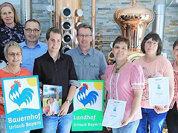 Der Vorstand nach der Wahl mit den Geehrten, dazu das Markenzeichen, der Gockel (v. l.): Ulrike Krug, Monika Hüpper (im Hintergrund), Christa Endres, Joachim Grau, Thorsten Alms, Klemens Zutt, Heidi Leykauf, Monika Böhmer, Anni Reichold  Foto: Franz Galster