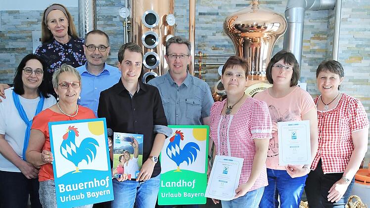 Der Vorstand nach der Wahl mit den Geehrten, dazu das Markenzeichen, der Gockel (v. l.): Ulrike Krug, Monika Hüpper (im Hintergrund), Christa Endres, Joachim Grau, Thorsten Alms, Klemens Zutt, Heidi Leykauf, Monika Böhmer, Anni Reichold  Foto: Franz Galster