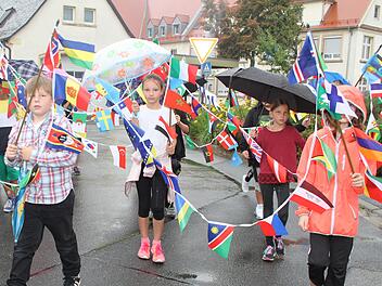Die Kinder der Mainleuser Schule waren tapfer und trotzten beim Wiesenfest dem Regen.   Fotos: Sonny Adam