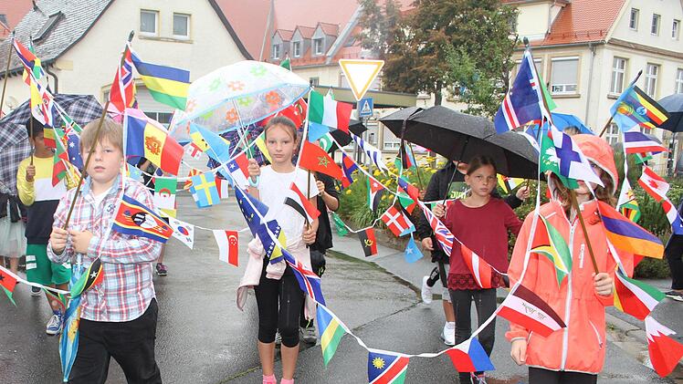 Die Kinder der Mainleuser Schule waren tapfer und trotzten beim Wiesenfest dem Regen.   Fotos: Sonny Adam