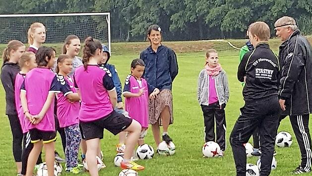Tipps f&uuml;r den Torschuss gab den M&auml;dchen in Gemeinfeld der U-17-Trainer Richard Lang (rechts). Foto: Wolfgang Dietz