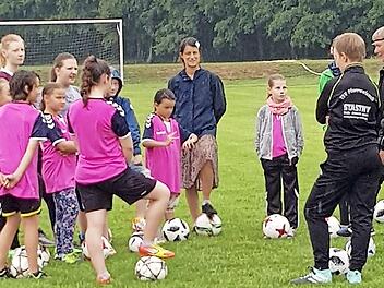Tipps für den Torschuss gab den Mädchen in Gemeinfeld der U-17-Trainer Richard Lang (rechts). Foto: Wolfgang Dietz