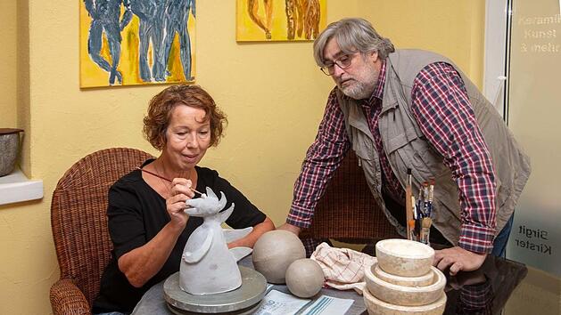 Interessiert beobachtet der Regisseur Paul Enghofer, wie Birgit Kister eines ihrer T&ouml;pferst&uuml;cke glasiert. Foto: Klaus Gagel