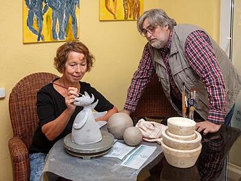 Interessiert beobachtet der Regisseur Paul Enghofer, wie Birgit Kister eines ihrer Töpferstücke glasiert. Foto: Klaus Gagel