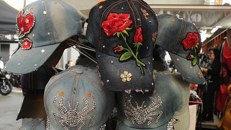 Vielleicht nicht ganz so sicher wie ein Motorradhelm, aber schöner bestickt. Jeans-Kappen an einem Stand. Foto: Markus Häggberg