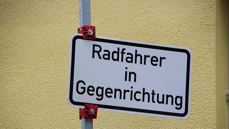 Die Stadt Coburg hat zusätzliche Hinweisschilder in der Webergasse aufgestellt.